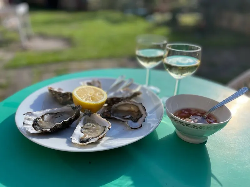Apéro entre amis avec huîtres à La Biscuiterie