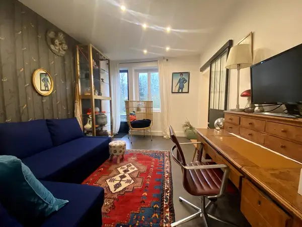 Bureau avec TV et canapé