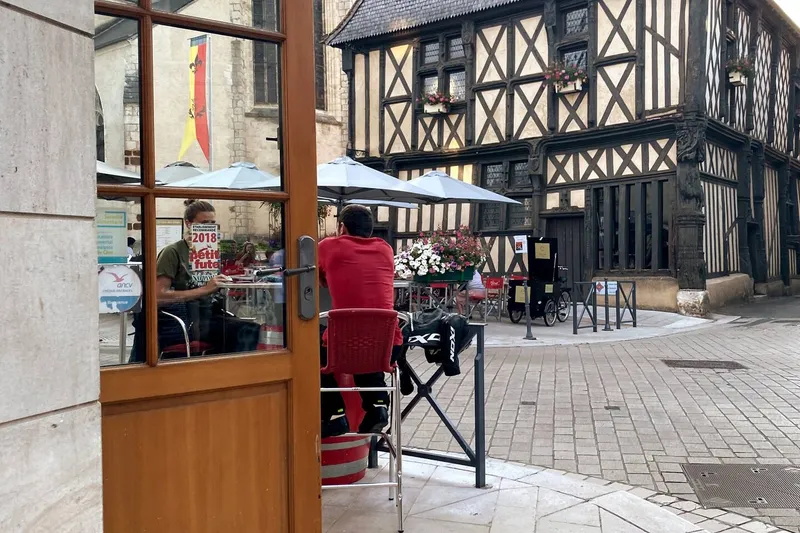 Terrasse de café devant les maisons à colombages d'Aubigny-sur-Nère
