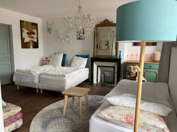 Grande chambre avec lustre