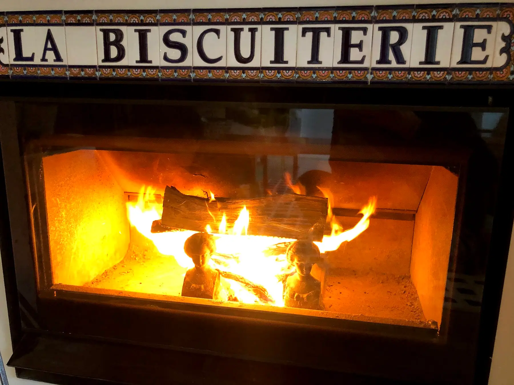 Cheminée et enseigne de l'ancienne biscuiterie, La Biscuiterie de Famille à Aubigny-sur-Nère