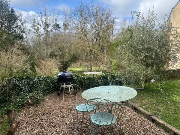 Coin barbecue dans le jardin