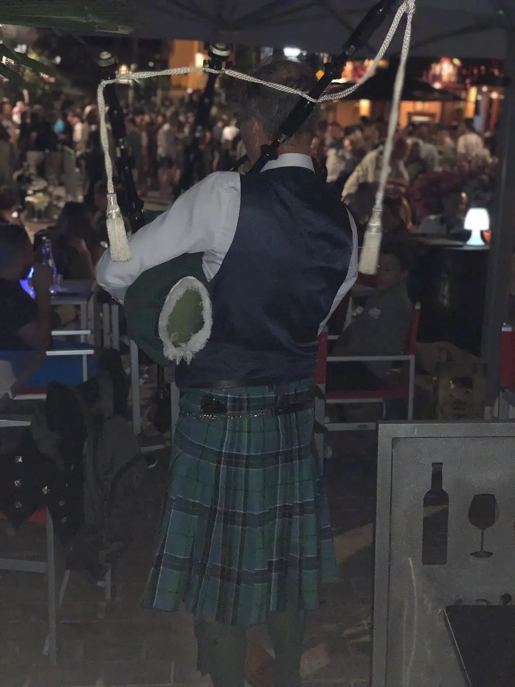 Joueur de cornemuse en kilt lors des Fêtes Franco-Écossaises d'Aubigny-sur-Nère