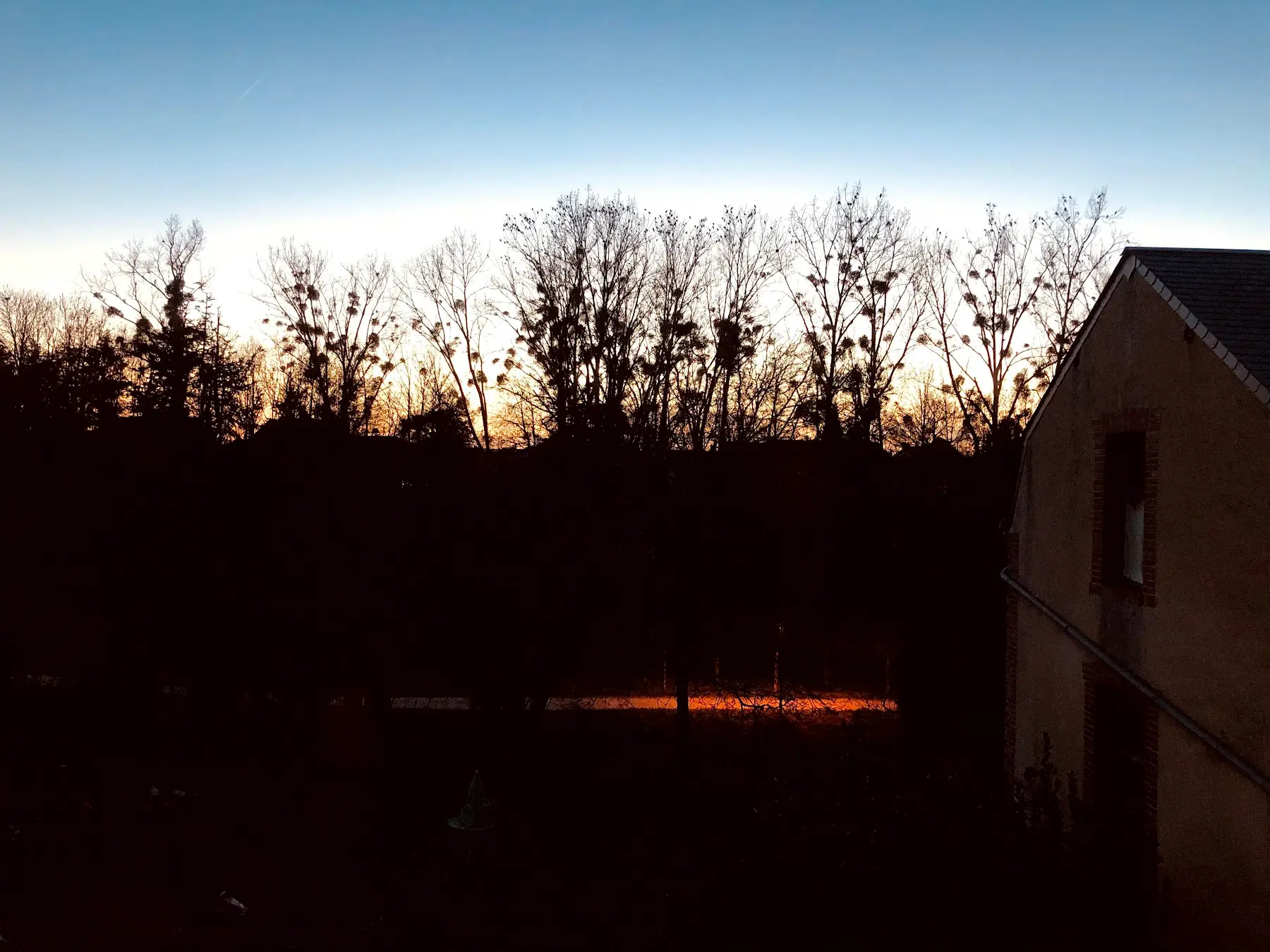 Coucher de soleil sur le jardin de La Biscuiterie à Aubigny-sur-Nère
