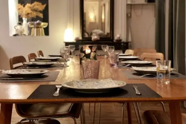 Table dressée pour le dîner