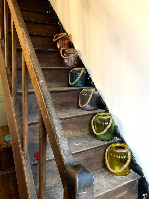 Lanternes colorées sur l'escalier