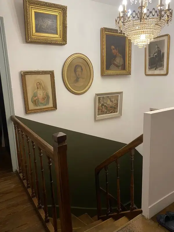 Escalier avec tableaux anciens