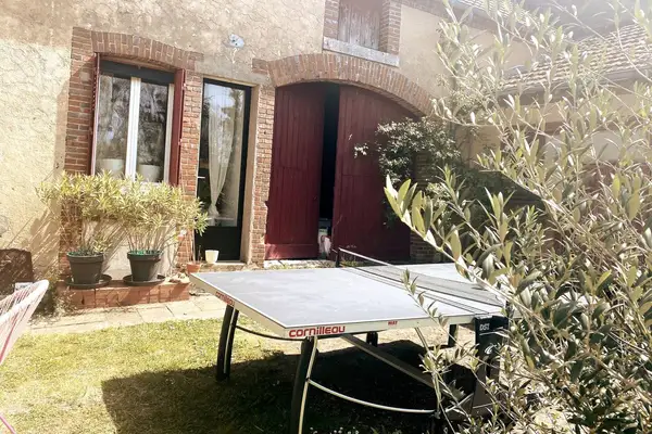 Façade avec table de ping-pong