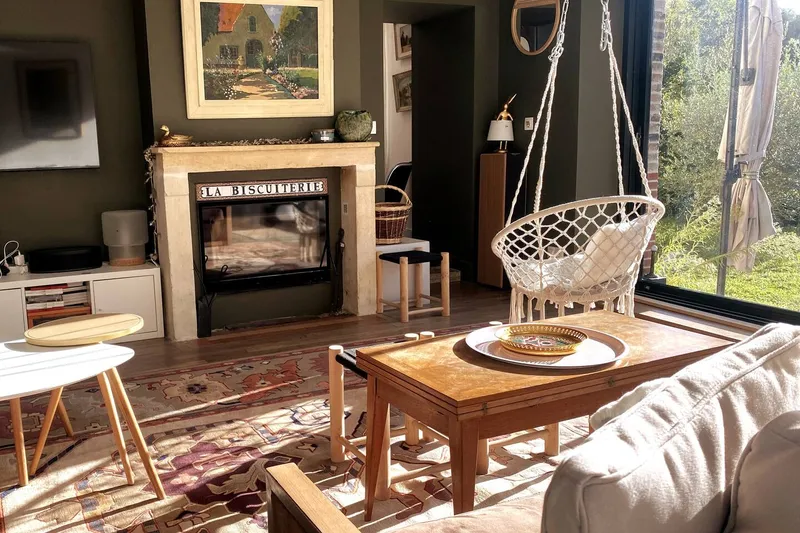 Espace détente avec chaise suspendue dans le salon de La Biscuiterie