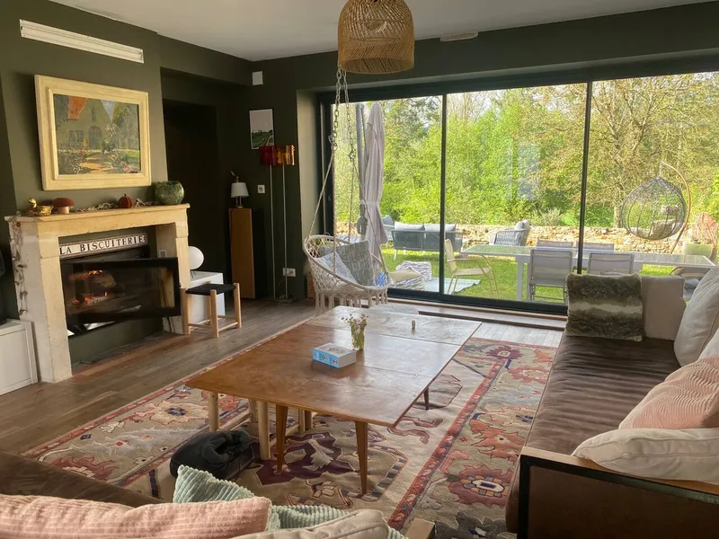 Salon avec cheminée ouvert sur le jardin de La Biscuiterie
