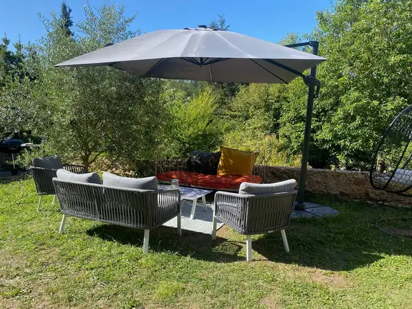 Salon de jardin avec parasol