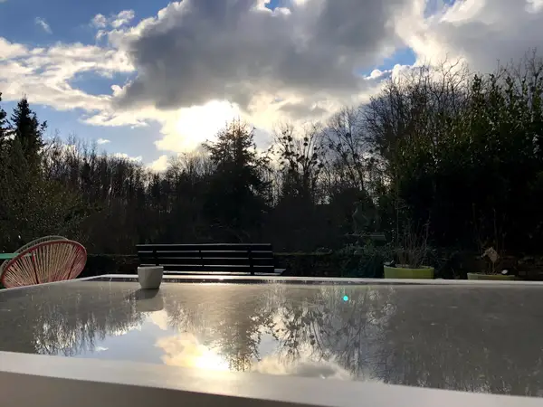 Terrasse avec reflets de nuages